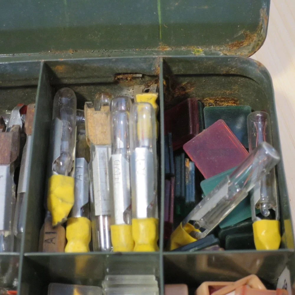 Vintage Assorted Lot of Slide Base Telephone Light Bulbs in Metal Case Lineman 2